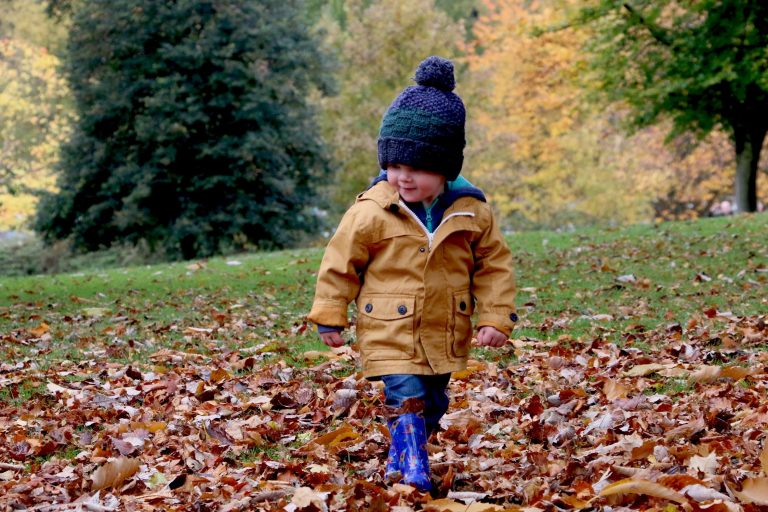 Jongen in het bos